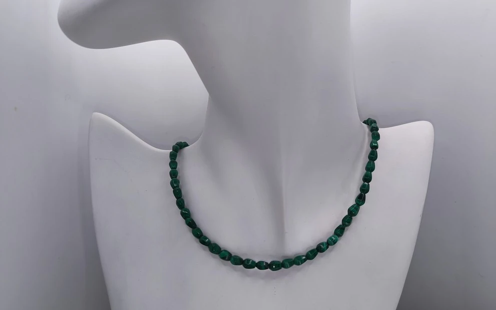 Бусы из малахита