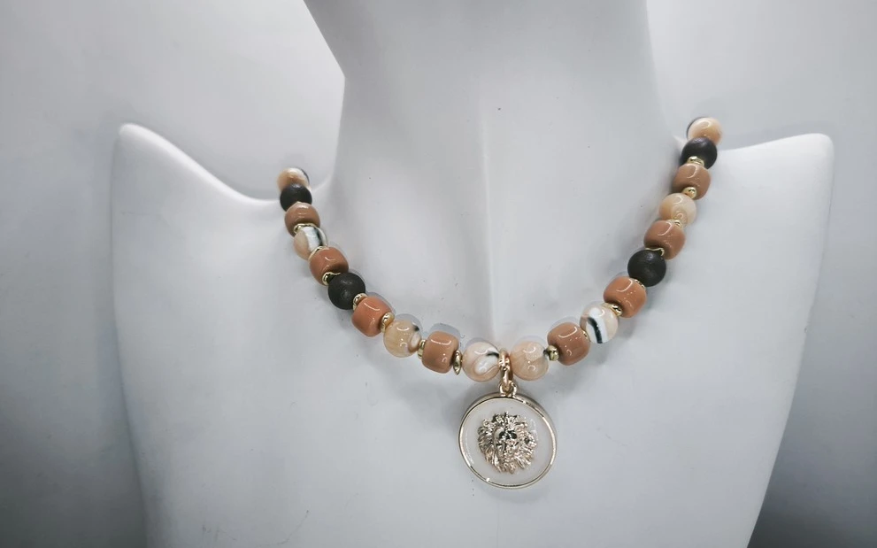 Бусы из коралла и перламутра с подвеской