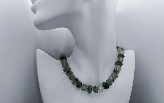 Бусы из пренита