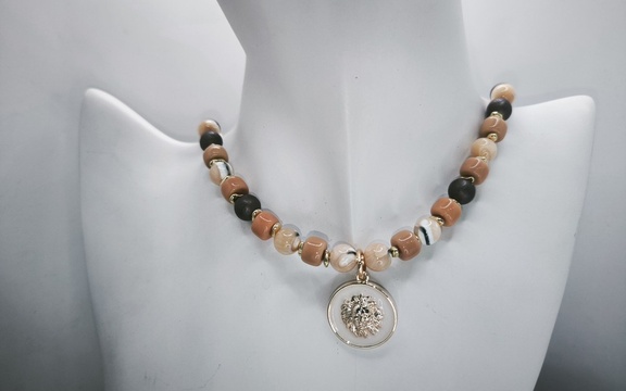 Бусы из коралла и перламутра с подвеской