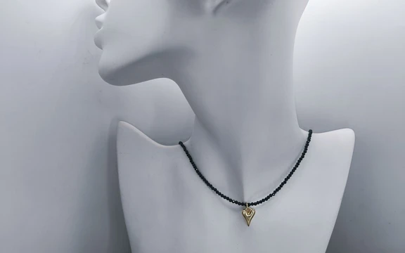 Бусы из шпинели с подвеской сердце