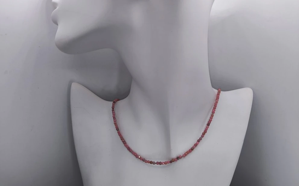 Бусы из родонита