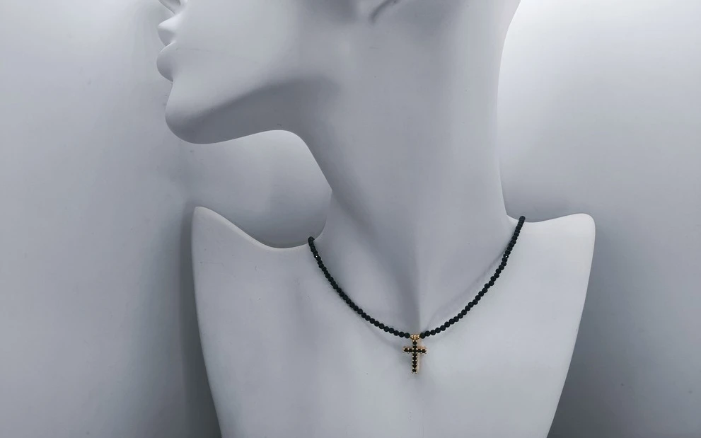 Бусы из шпинели с подвеской крест