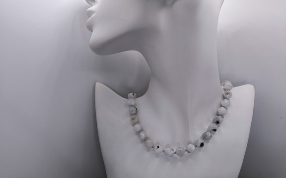 Бусы из лунного камня