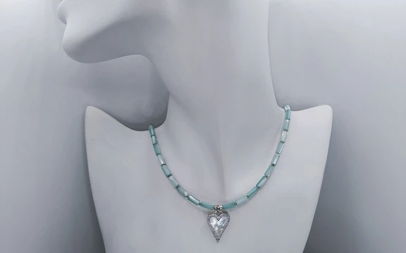 Бусы из перламутра с подвеской