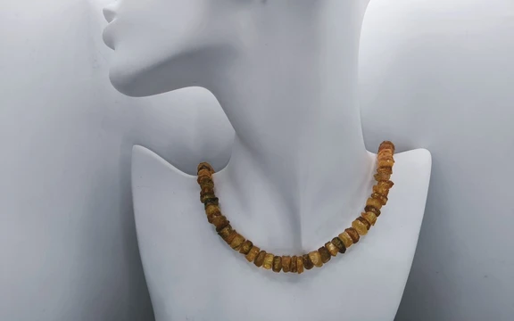 Бусы из необработанного янтаря