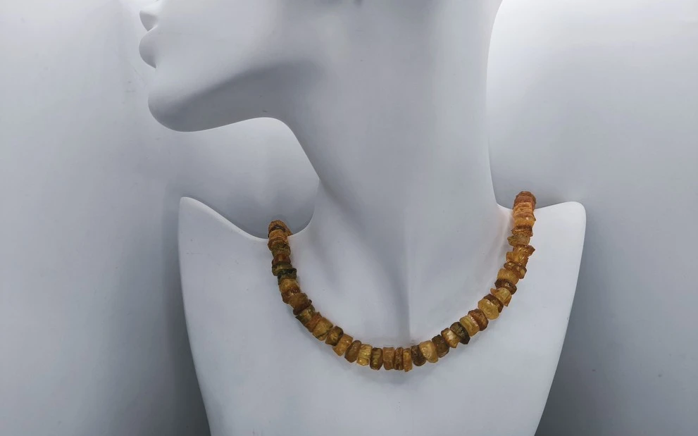 Бусы из необработанного янтаря