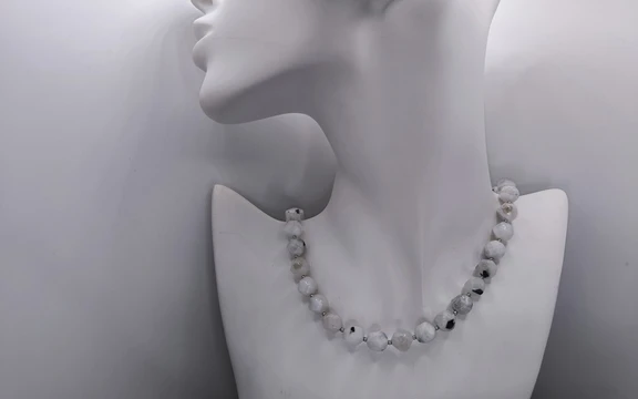 Бусы из лунного камня