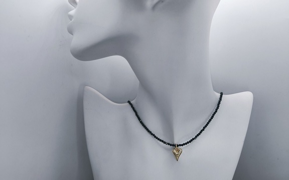 Бусы из шпинели с подвеской сердце