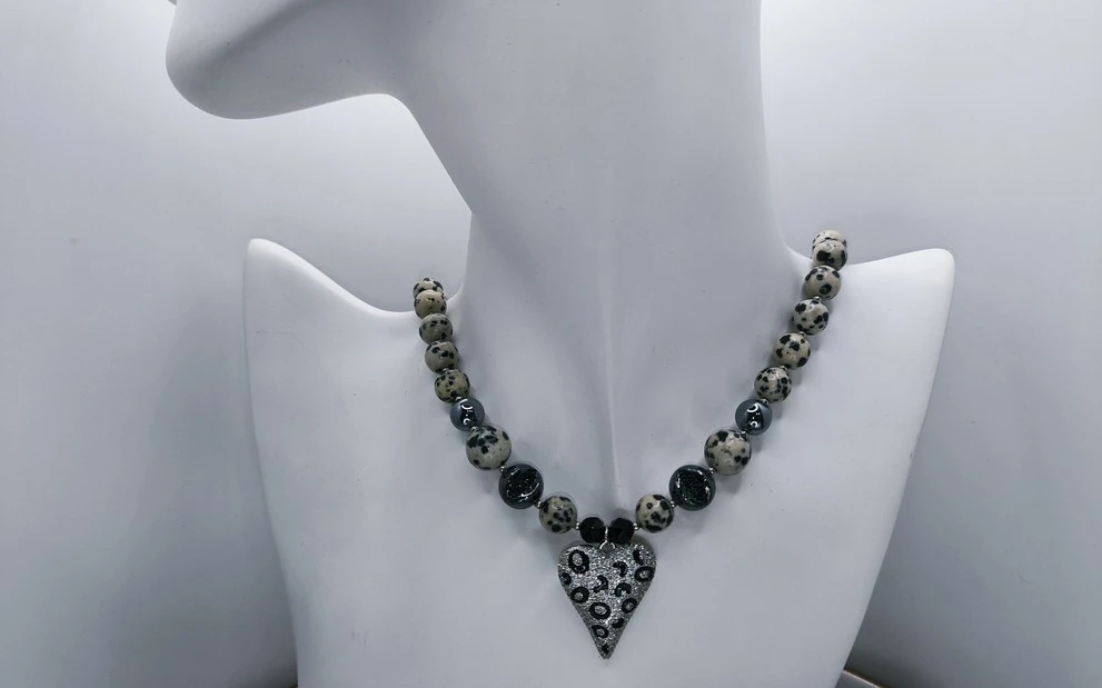 Бусы из далматиновой яшмы