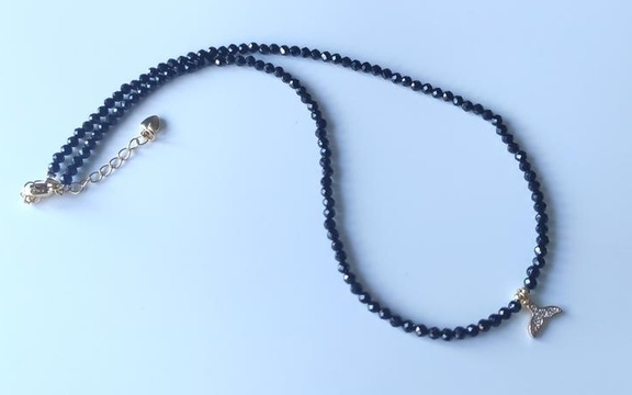 Бусы из шпинели с подвеской