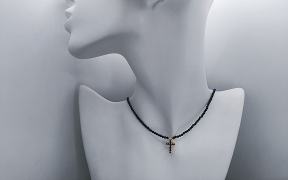 Бусы из шпинели с подвеской крест