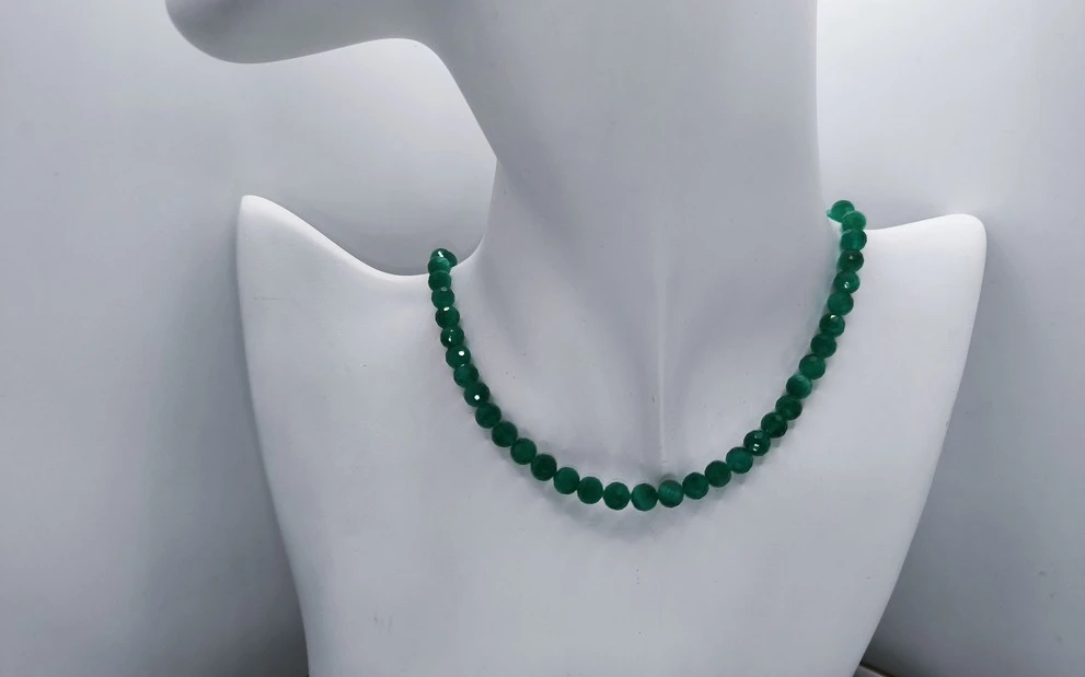 Бусы из хризопраза