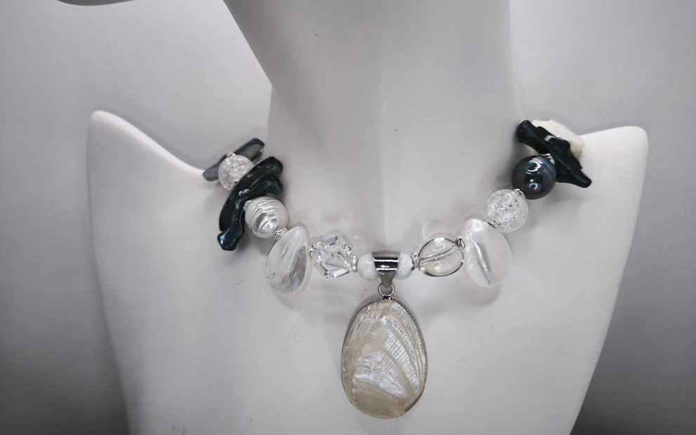 Бусы с перламутром и горным хрусталем