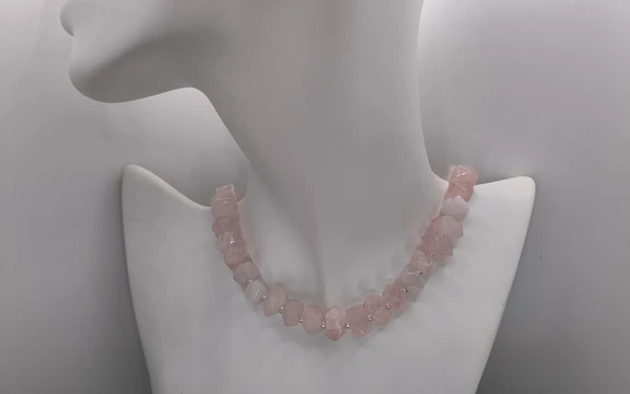 Бусы из розового кварца