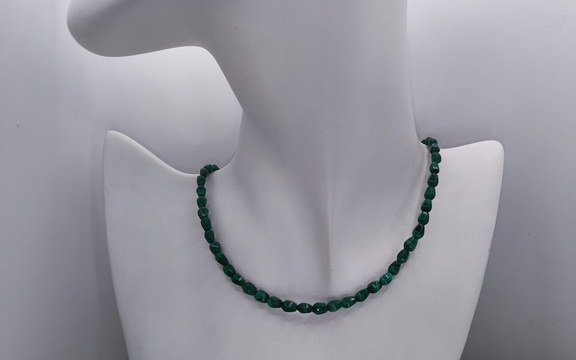 Бусы из малахита