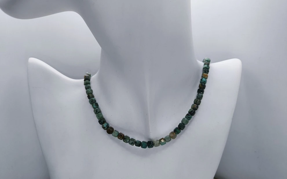 Бусы из хризоколлы