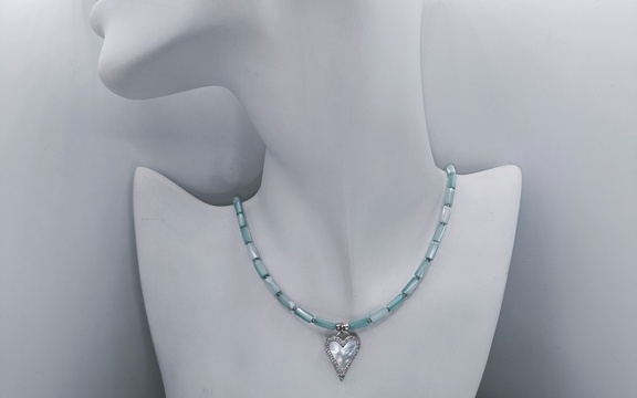 Бусы из перламутра с подвеской