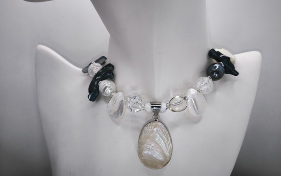 Бусы с перламутром и горным хрусталем